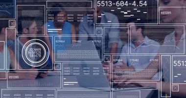 Gri tıkırdayan tabletteki adam ekip yazarken ve işaret ederken animasyon veri analizlerini aktifleştiriyor. İşbirliği, takım çalışması, yenilik, dijital, beyin fırtınası, profesyonel, modern