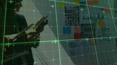 Ekip üyeleri iş dünyasının duvarına tablet getiriyor animasyon şebekesini araklıyor gözden geçirme verilerini sıralıyor. İşbirliği, yenilik, analitik, dijital, beyin fırtınası, takım çalışması, modernite