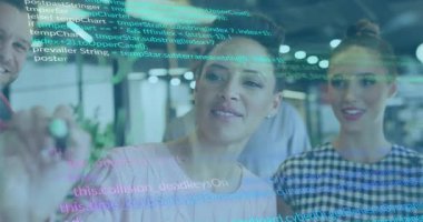 Şeffaf karttaki kadın izleme kodu animasyon kodlarını tetikliyor ve teknolojiye bağlanıyor. İşbirliği, takım çalışması, yenilik, modern, profesyonel, dijital, beyin fırtınası