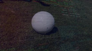 Futbolcunun krampon sıkıştırma ve güncelleme ölçümlerinden önce futbol topunun etrafında 3D kaplama oluşuyor. Spor analitiği, performans verisi, dijital kaplama, atletik performans, futbol teknolojisi, hareket izleme, veri görselleştirme