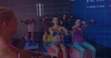 Eğitmen dambılları kaldırıyor fitness sınıfını başlatıyor ve nabız ölçer ile ön-yükseltiyorlar. Eğitim, biyomekanik, motivasyon, refah, ilerleme, güç, yenilik