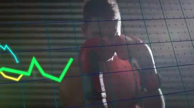 Spor salonunda kırmızı eldiven giyen erkek boksör, şebeke üzerinde jimnastik ve dikenli fitness grafikleri başlatıyor. Dövüşçü, antrenman, analitik, performans, kardiyo, güç, çeviklik