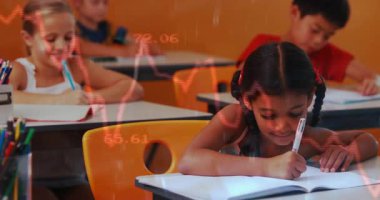 Sınıfta kırmızı finansal tablo olarak yazan öğrenciler titreşen sayılarda azalıyor ve çözülüyorlar. Eğitim, sınıf, çocuklar, öğrenme, konsantrasyon, odaklanma, akademik