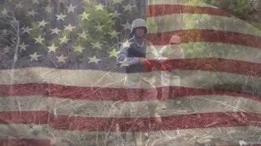 Önde gelen asker yumruğunu sıkarak işaret veriyor sonra da savaş eğitiminde takip hatlarıyla ateş ediyor. Askeri, eğitim, vahşi doğa, eylem, taktik, sert, disiplin