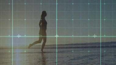 Gün batımında ıslak sahilde sörf yapmaya başlayan bir kadın hareket takibi için şebeke örtüsü takıyor. Deniz manzarası, dinginlik, siluet, yansıma, açık hava, doğa, sağlık