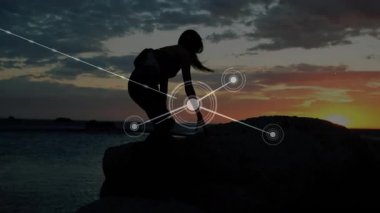 Gün batımında kadın elele kayaya uzanıyor, teknoloji ağları ortaya çıkarken yukarı doğru tırmanıyor. Macera, keşif, dayanıklılık, başarı, dinginlik, ilham, bağlantı