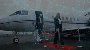 İdari merdiven inip elinde telefonla kırmızı halı toplantısına katılıyor. Lüks, sofistike, seyahat, kurumsal, resmi, ulaşım, profesyonel