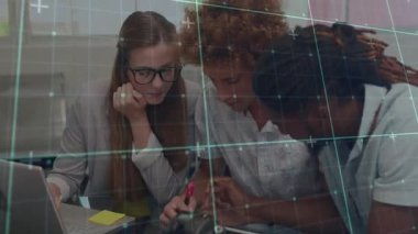 Dizüstü bilgisayarın açılışı üzerine, tasarım değiştirme kamerasına yaslanan meslektaşlar, tablet planlama bir sonraki aşama. İşbirliği, yenilik, teknoloji, çalışma alanı, takım çalışması, beyin fırtınası, yaratıcılık