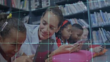 Öğrenci tıkırtısı tabletinin yanına yaslanan öğretmen, öğrenmeyi kütüphane üzerinde kılavuz olarak kullanıyor. Eğitim, teknoloji, sınıf, öğrenme, yardım, dijital, okur yazarlık