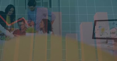 Ekip iş verilerini analiz ediyor. Izgara kaplaması zayıflıyor, bar çizelgesi yükseliyor ve hat hareket ediyor. İşbirliği, veri analizi, takım çalışması, iş büyümesi, şirket, teknoloji, profesyonel