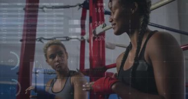 Örgü ören kadın, boks verilerini üst üste koyarken gevşetici kırmızı paket partnerini paketliyor. Atletik, takım çalışması, hazırlık, kararlılık, eğitim, güç, fitness