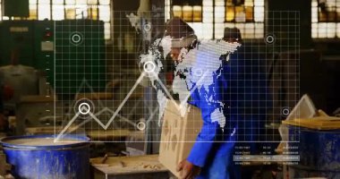 Fabrika işçisi, dünya haritası ve kabartma çizelgesi ile denetleme için kil kalıbı topluyor. Sanayi, zanaat, imalat, kesinlik, yenilik, teknik, çalışma alanı