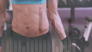 Spor salonunda beden eğitimi stajyeri kıvrımlı dambıl hareketlendirme kasılmaları başlatılıyor. Güç, egzersiz, atletik, eğitim, kararlılık, spor, motivasyon