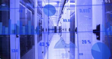 Ölçümler güncellenirken ve gökkuşağı bozulması süpürürken veri merkezi koridorunda grafikler beliriyor. Futuristik, teknoloji, analitik, dijital, modern, yenilik, süreç