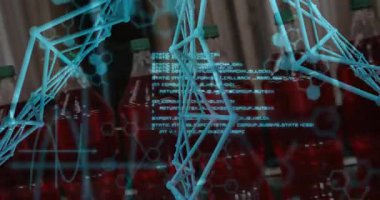 Dizüstü bilgisayarda yazan bilim adamı, yeşil kapaklı kırmızı şişelerin etrafında şifreli bir şekilde kablo çerçevesi oluşturuyor. Laboratuvar, analiz, görselleştirme, kimya, teknoloji, araştırma, yenilik