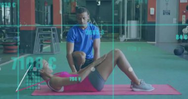 Müşteri, hareket çubuğu ve çizgi grafikleri izleme fitness ile, peş peşe pembe paspas üzerinde çatırdıyor. Egzersiz, eğitim, performans, analiz, güç, ilerleme, motivasyon