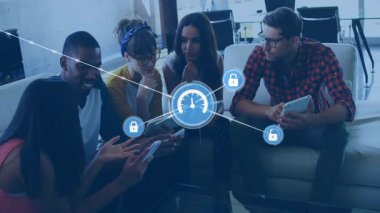 Akıllı telefon içeriğini tartışan meslektaşlar ağ güvenliğini gösteren zaman ayarlı asma kilit simgelerine neden oluyorlar. İşbirliği, takım çalışması, dijital, teknoloji, ağ oluşturma, yenilik, modern