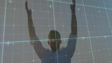 Şebeke, erkek kolunu kaldırarak günbatımı plajında iyileşmek için dua pozisyonuna yaklaşıyor. Meditasyon, maneviyat, sükunet, siluet, ufuk, dinginlik, farkındalık