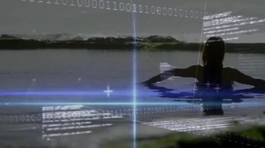 Bel altı göle adım atan kadın, serbest stil yüzmeye başlıyor. Teknolojik ikili kodlu planörle. Macera, sükunet, su, dinginlik, fitness, dijital, modern