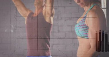 Kadın ve erkek, yükselen ölçümler ile şebeke örtüsünü etkinleştirmek için, fitness takibi için dambıllara basıyor. Güç eğitimi, analitik çalışma, fitness teknolojisi, modern spor salonu, veri görselleştirme, performans ölçümü, atletizm eğitimi