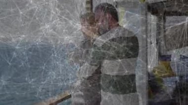 Bir çift yolcu gemisinin balkonuna çıkıyor ve sakin okyanus manzarasının tadını çıkarmak için romantik bir kucaklaşma başlatıyor. Romantik, bağlantı, dinginlik, yolculuk, zarafet, arkadaşlık, rahatlık