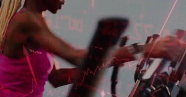 Fitness sporcusu, makineye dokunuyor, pedal çeviriyor, kırmızı çizelgeler nabzı izliyor. Kardiyo, fitness, atlet, egzersiz, eğitim, sağlık, performans