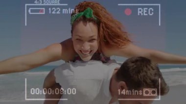 Bir kadın, erkeğin sırtına ateş püskürüyor. Yürüyen sahil şeridini pazarlama için dalgalarla taşıyor. Kaygısız, macera, açık hava, canlı, eğlenceli, boş zaman, arkadaşlık