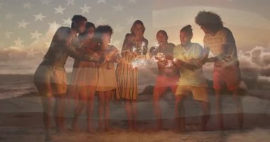 Sosyal medya için animasyon bayrağı taşıyan grup ışıkları sallarken, arkadaş maytap yakıyor. Kutlama, yoldaşlık, şenlik, alacakaranlık, gün batımı, birlik, ışıltı