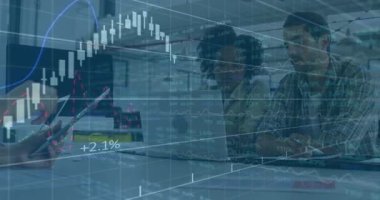 Finansal verileri inceleyen üç kişilik ekip, şamdanın örtüşmesini başlatıyor ve karar vermeye hazırlanıyor. İşbirliği, analitik, finansal, dijital, çalışma alanı, modern, büyüme