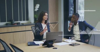 İş ekibi dizüstü bilgisayar açıyor, animasyon çizelgeleri ve sunum için dünya haritası örtüleri gösteriyor. Analizler, işbirliği, veri görselleştirme, şirket, yenilik, takım çalışması, teknoloji