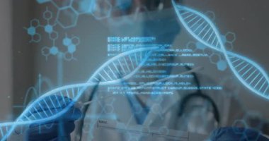 Tıbbi doktor, DNA sarmalına dokunuyor. Şeffaf arayüzde. Kod ve moleküler ikonlar etkinleştiriliyor. Biyoteknoloji, yenilik, yüksek teknoloji, sağlık, görselleştirme, kesinlik, bilim