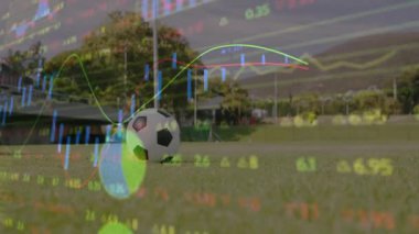 Futbolcu topun arkasına geçiyor ve çizgi filmlerle gol atmak için sallanıyor. Spor, atletizm, yarışma, antrenman, spor, açık hava, aktif giyim