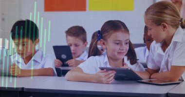 Tablet yerleştirme ve animasyon çizelgesini gösterme, kız okul eğitimi için ekranı tıklatıyor. Eğitim, sınıf, dijital öğrenim, işbirliği, gençlik, teknoloji, öğretim