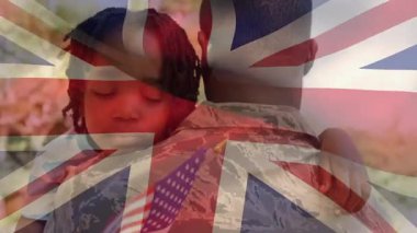 Kızı, kızının sağlık reklamında kollarını boynuna doladıktan sonra kamuflajlı asker uyuyordu. Ebeveynlik, koruma, aile, şefkat, açık hava, sıcaklık, şefkat.