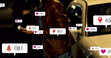 Yetişkin bir kadın arabanın yanına telefon kaydırıyor farları fark etmeden önce teknolojik uyarı kabarcıkları yaratıyor. Kentsel, gece hayatı, teknoloji, bağlantı, iletişim, mobil, ambians