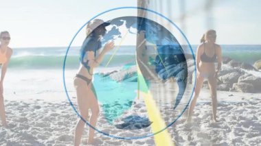 Dönen küre, voleybol sahasında hareketli duran üç kadının hazır olduğunun sinyalini vermek için zayıflıyor. Fitness, takım çalışması, yaz, boş zaman, atletik, açık hava, rahatlama