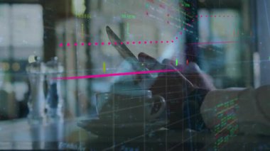 Kafe masasının üstünde akıllı telefonu tutan adam finans masraflarını morumsu tablolar ve şamdanlarla karşılıyor. Teknoloji, finans, analitik, dijital, veri görselleştirme, iş dünyası, gelişigüzel