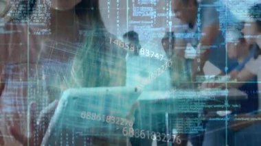 Öğretmen tableti göstererek kod oluştururken genç kız tableti tıkırdatarak öğrenmeyi geliştiriyor. Eğitim, teknoloji, e-öğrenim, dijital, sınıf, yenilik, işbirliği