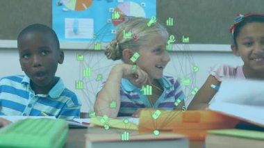 Sınıf arkadaşları sınıfta çarşaf açıyorlar ve okul projesi için animasyon çizimleriyle çalışıyorlar. İşbirliği, takım çalışması, eğitim, öğrenme, gençlik, çeşitlilik, girişim