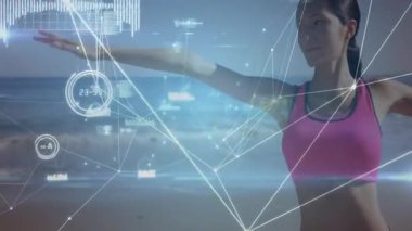 Eğitmen kollarını kaldırıyor hologramları çalıştırıyor, fitness analizi için savaşçı pozisyonuna dönüyor. Fitness, teknoloji, dijital, sağlık, fütüristik, farkındalık, sağlık