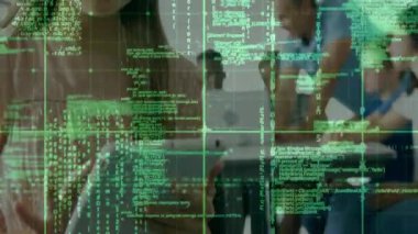 Sınıf öğrencisi tıkırdayan tablet yeşil kod başlatılıyor. Bu sırada öğretmen yaşıtlarına kodlama rehberliği yapıyor. Eğitim, teknoloji, işbirliği, yenilik, dijital, öğrenme, kök