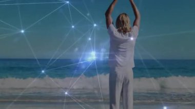 Adam sörf yapıyor ve kollarını suya paralel olarak kaldırıyor, parlayan teknoloji ağını gösteriyor. Teknoloji, yenilik, dinginlik, maneviyat, bağlantı, farkındalık, dijital
