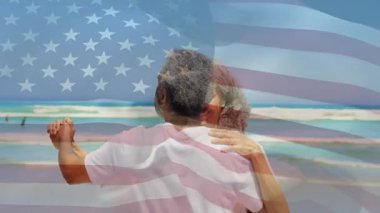 Kıdemli adam, Amerikan bayrağı altında bir kadınla dans ederek seyahat reklamını yönetiyor. Romantizm, sükunet, hareket, portre, açık hava, zarafet, bağlantı