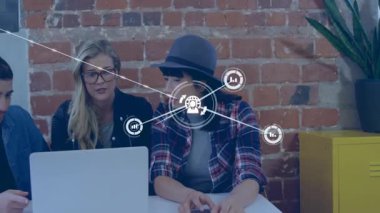 Modern ofiste dizüstü bilgisayarı gösteren üç iş arkadaşı ağ oluşturan veri düğümleri oluşturuyor. İşbirliği, takım çalışması, teknoloji, yenilik, dijital ağ, iletişim