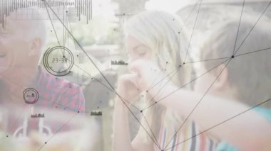 Dedem veranda masasında konuşuyor. Konuşmayı gösteren teknik veri düğümleri ve çizelgeler hazırlıyor. Aile, teknoloji, iletişim, açık hava, bağlantı, dijital, jenerasyonel