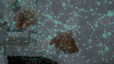 Tıbbi profesyonellerin ilaç getirmesi ve hasta muayenesi için ilaç önermesi. Eczacılık, sağlık, modern, klinik, son sınıf, hassasiyet, tedavi