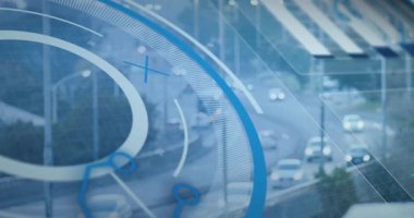 Başlangıçta otoyol eğrisi üzerinde kaybolan dijital örtüler, harita verilerinin kaybolduğunu gösteren dönen eğriler. Ulaşım, kentsel, teknoloji, arayüz, hareket, altyapı, haritalama