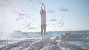 Yogi kollarını kaldırırken ağ örtüsü beliriyor gövde senkronizasyon düğümleri duruş takibi için. Açıklık, okyanus, bilgi grafikleri, fitness, sağlık, meditasyon, estetik