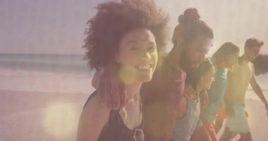 Güler yüzlü bir kadın, turizm için güneş ışığında yürürken kollarını birbirine bağlayan arkadaşlarını sürükleyen meşalelerle gezdiriyor. Sahil, gün batımı, eğlence, arkadaşlık, manzara, açık hava, eğlence.