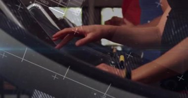 Dört spor salonu üyesi koşu bandı kontrollerini çalıştırıyor ve ekranda fitness ölçümleri ile çalışıyor. Kardiyo, dayanıklılık, egzersiz, eğitim, fitness, sağlık, hareket